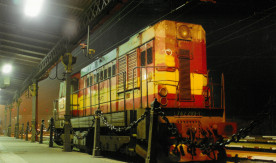 Słowacka lokomotywa serii 742 w oczekiwaniu na pracę.

Ružomberok, 12.11.2005...